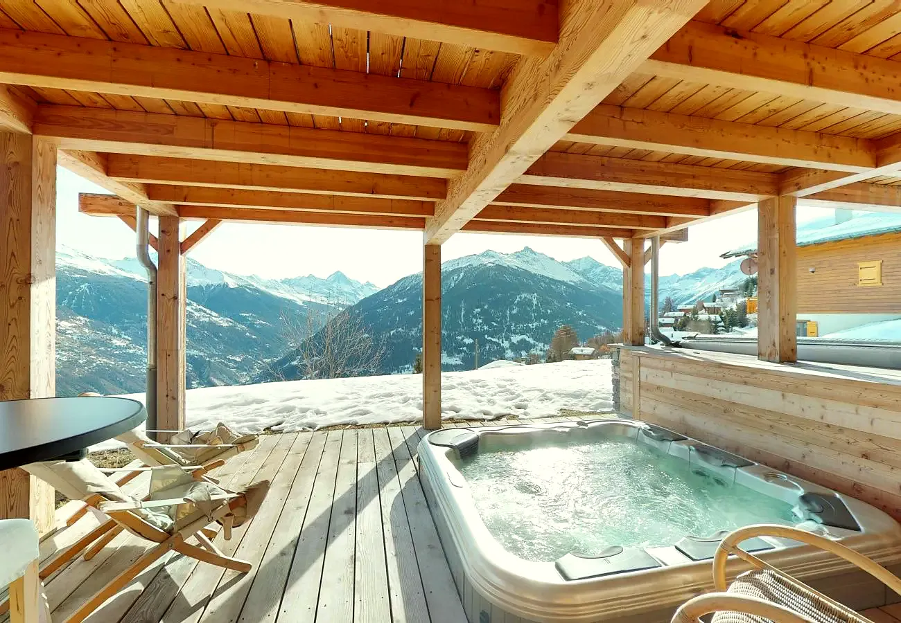 Outdoor hot tub on the chalet terrace in Les Collons